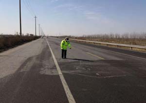 濱海新區(qū)民警深入查找在道路渠化、交通設(shè)施、交通標(biāo)志等方面是否存在隱患？